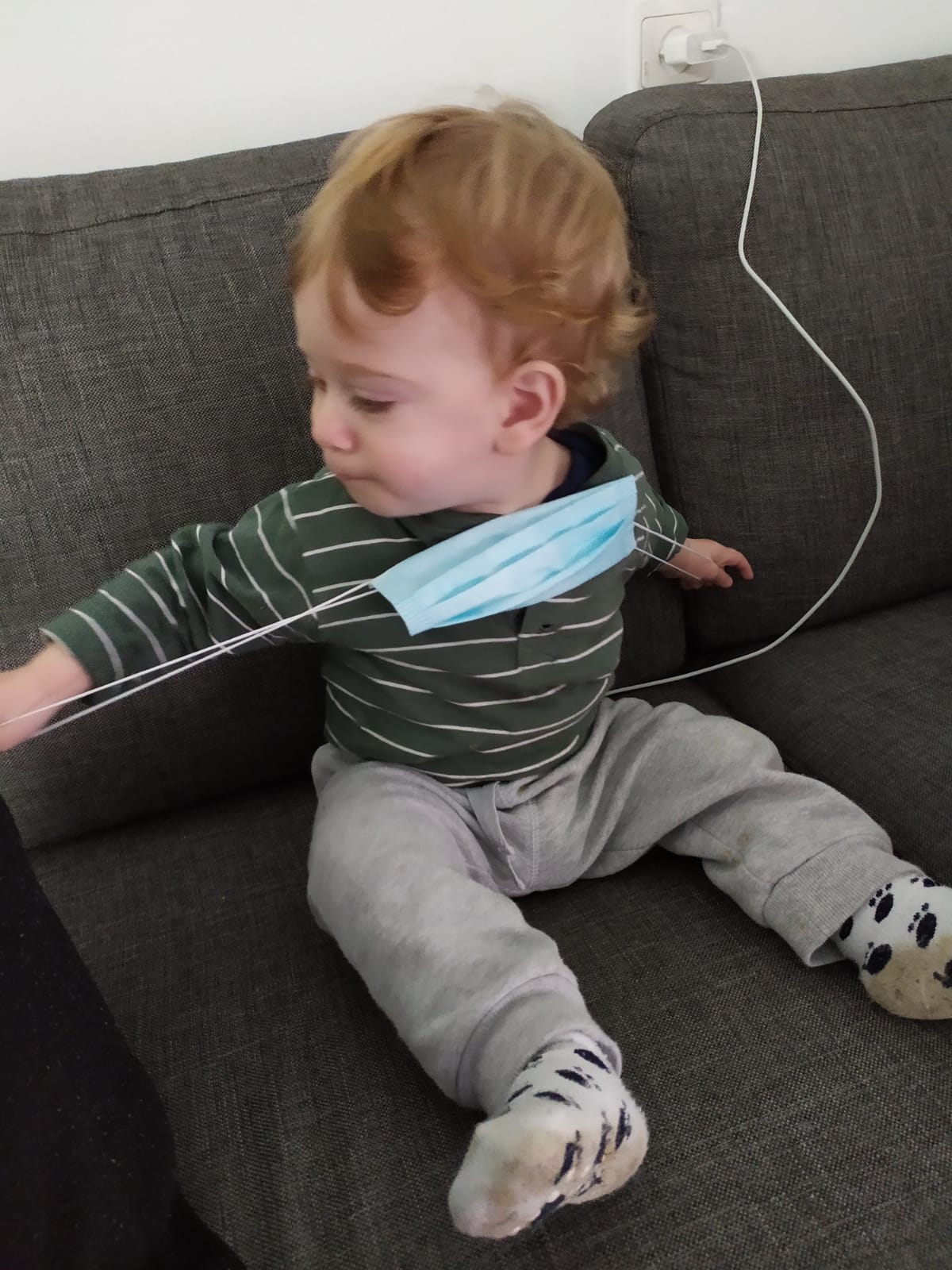 איך לטפל בתינוקות שמסרבים לעטות מסכה בטיסה